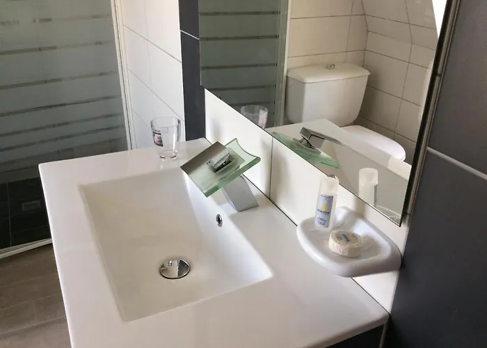 Hotell La Couronne 2*